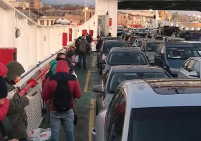 Fase 2, la Sicilia riapre i suoi confini: lunghe code sullo Stretto per imbarcarsi