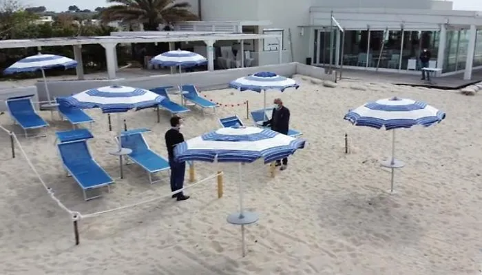 In spiaggia per questa estate: vietati balli e buffet, bambini "vigilati": tutte le regole