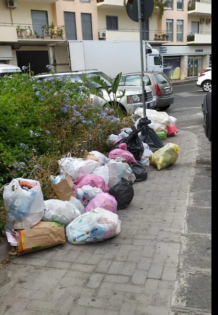 Catania: discarica a cielo aperto in citt&agrave;