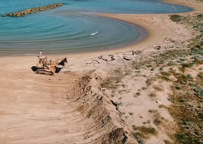 Agrigento, la ruspa che spiana le dune diventa un caso: aperta inchiesta