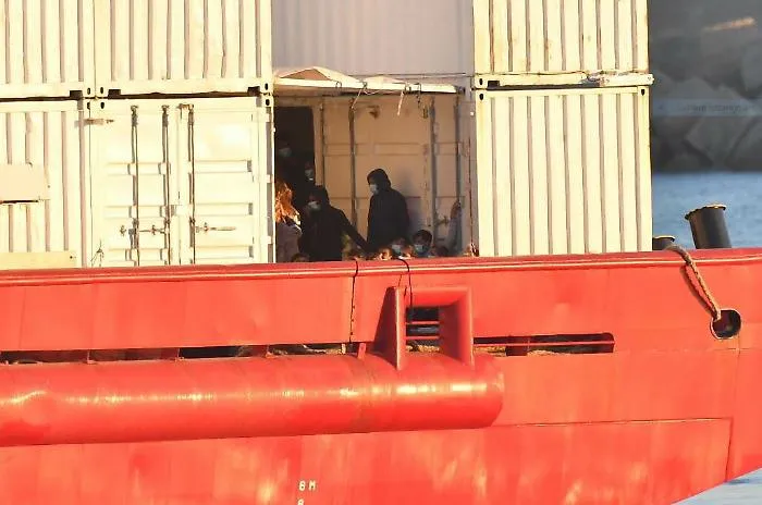 Il piccolo Madou ha ritrovato la sua mamma: ha attraversato a sei anni e da solo il Mediterraneo