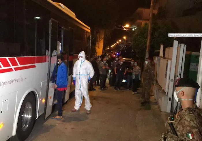 Migranti, nuovi trasferimenti da Lampedusa per Catania e Reggio Calabria