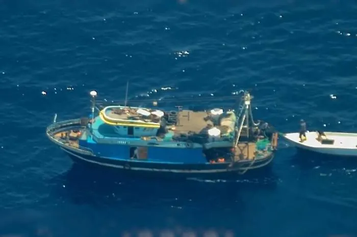 Migranti: sequestrata ad Agrigento nave madre, fermati 23 tunisini
