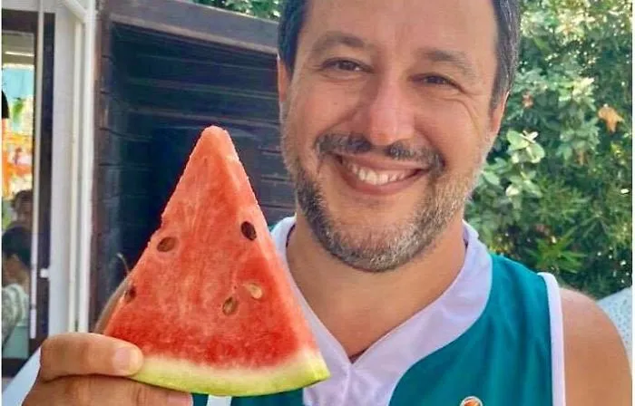 Salvini dal Papeete rilancia: &laquo;Torneremo al governo e blinderemo i porti&raquo;