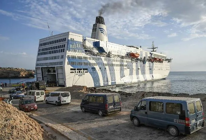 Migranti: la nave quarantena &egrave; a Lampedusa, si svuota l'hotspot