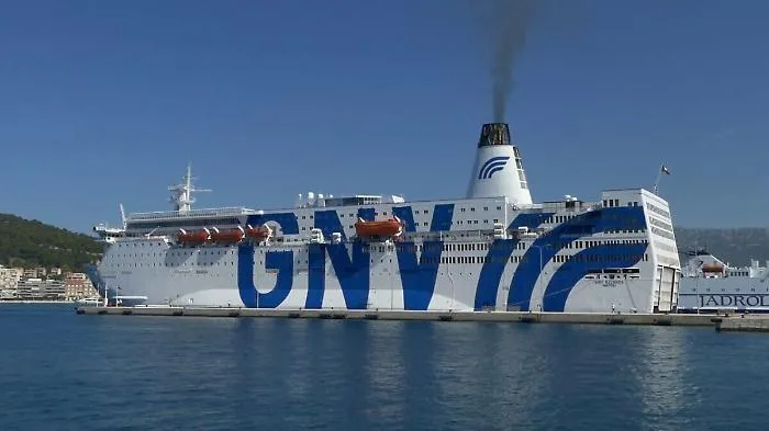 Migranti, strapieno l'hotspot di Lampedusa Attesa la nave quarantena partita da Augusta