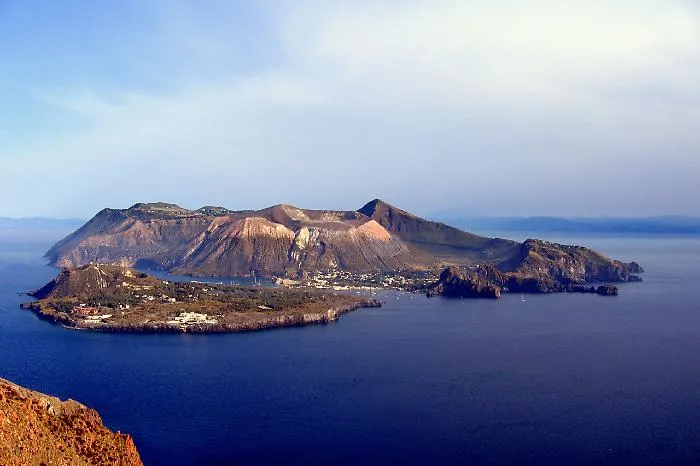 Isola di Vulcano, i vigili del fuoco soccorrono 16enne ferito