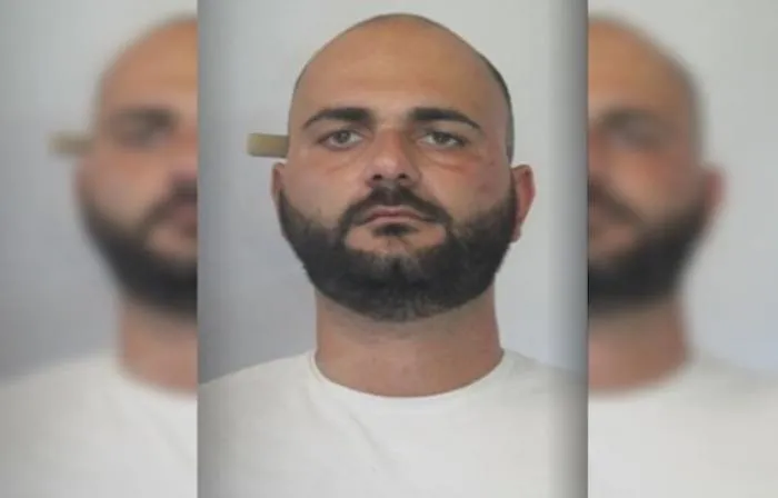 Rapina farmacia a Catania e tenta di investire due poliziotti: catturato
