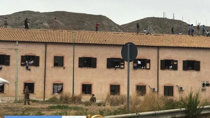 Migranti, furto di coltelli e coperte all'interno di Villa Sikania