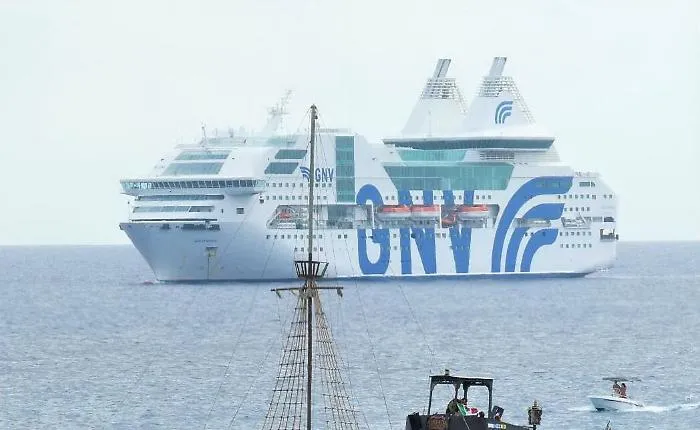 Lampedusa, trasferimento migranti a rilento ma hotspot quasi vuoto
