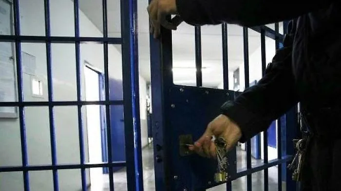 Soldi in cambio di favori, sospesi due agenti penitenziari a Palermo