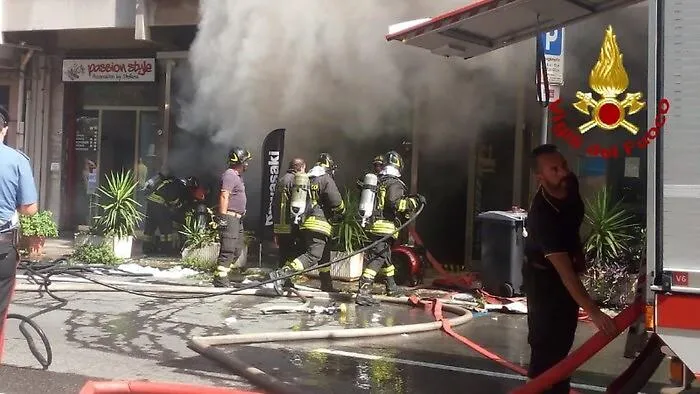 Incendio in negozio di biciclette a Messina