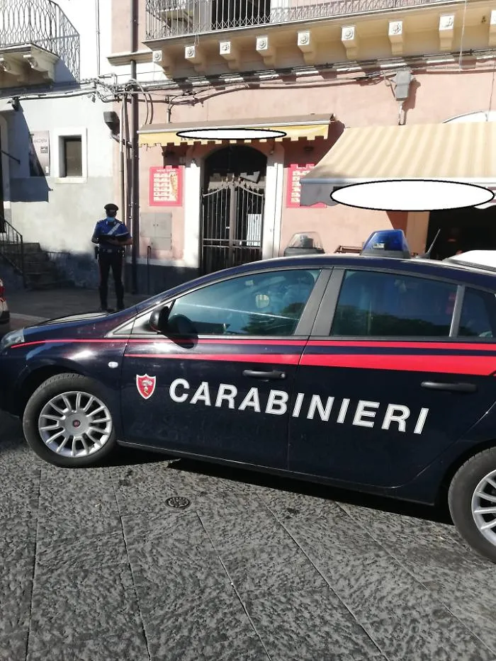 Botte da orbi in piazza a Patern&ograve;, denunciati cinque ragazzi