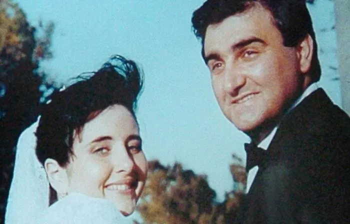 I genitori di Nino Agostino con la foto di Nino e della moglie Ida Castelluccio