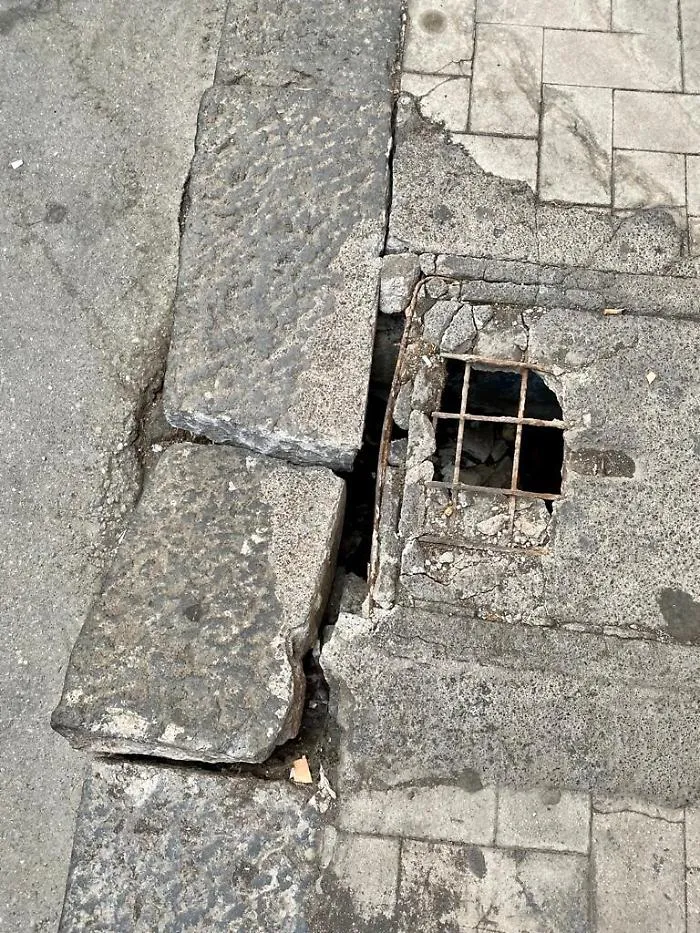 Catania: marciapiede divelto in via R. Imbriani