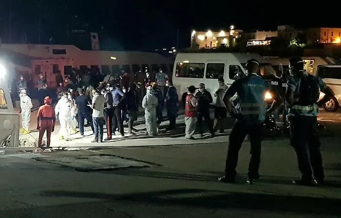 Migranti, Lampedusa &egrave; &ldquo;sfinita&rdquo;: altri diciotto sbarchi in 16 ore