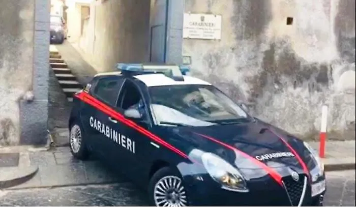 Catania, va al bar per un caff&egrave; e ruba il cellulare al barista