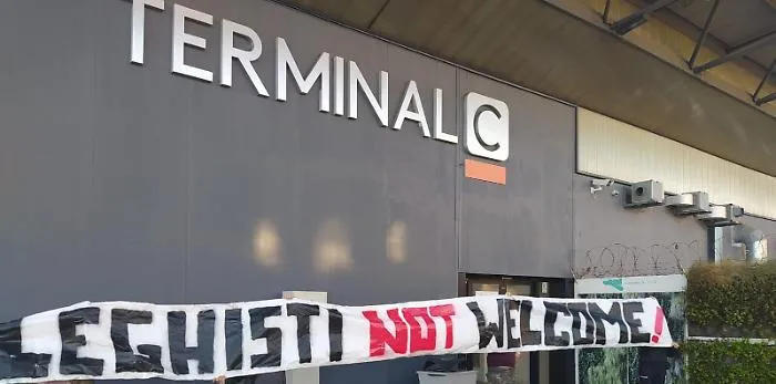 &laquo;Leghisti not welcome&raquo;, striscioni ai terminal dell'aeroporto di Catania