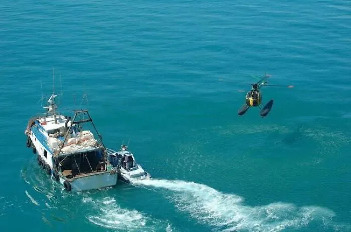 Peschereccio tunisino ignora l'alt e sperona motovedetta italiana, aperto il fuoco