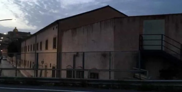 Migranti in fuga da "Villa Sikania": poliziotto resta ferito