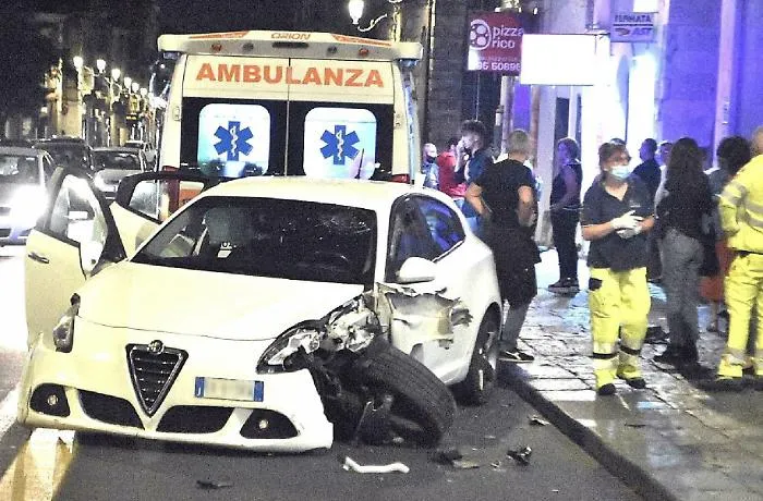 Catania, auto come un bolide in via Etnea: il botto e tre feriti