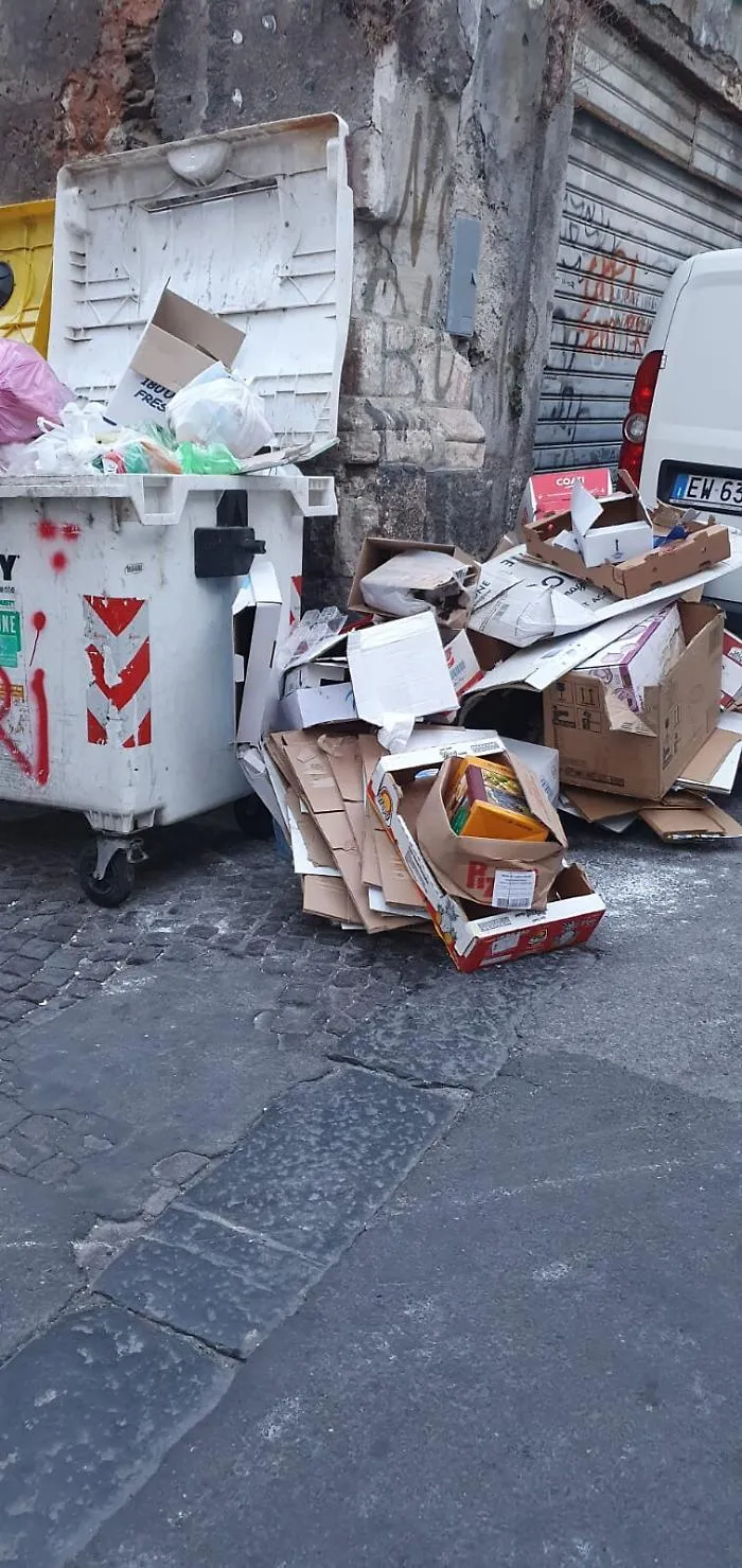 Catania, via Reitano: ricominciano a non raccogliere la spazzatura