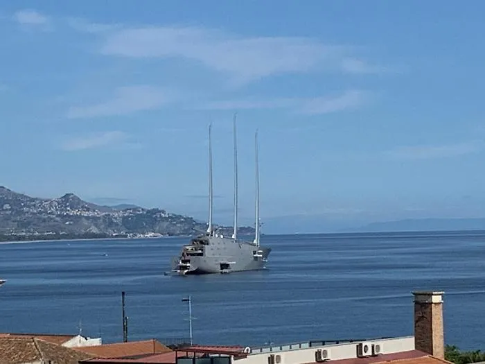 Nel porto di Riposto lo yacht a vela pi&ugrave; grande del mondo