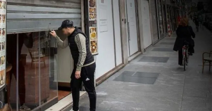 Niente lockdown, ma ipotesi "coprifuoco" e orari scaglionati a scuola