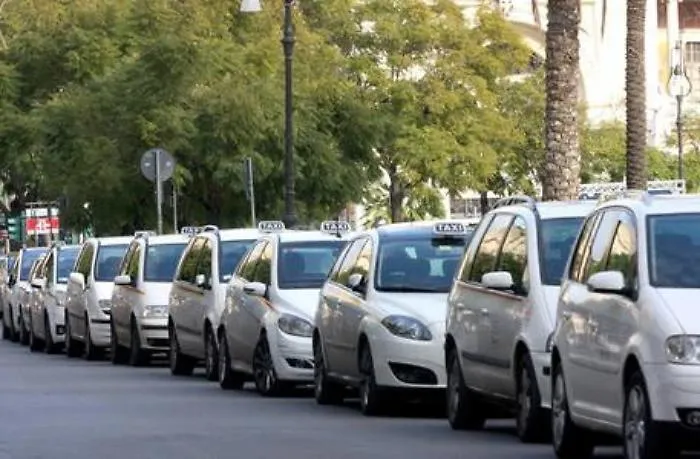 Covid, taxi e autisti Ncc protestano a Palermo: citt&agrave; bloccata