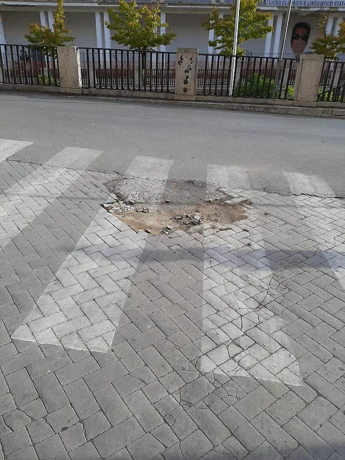 Caltanissetta, pericolosa buca in via Petrarca