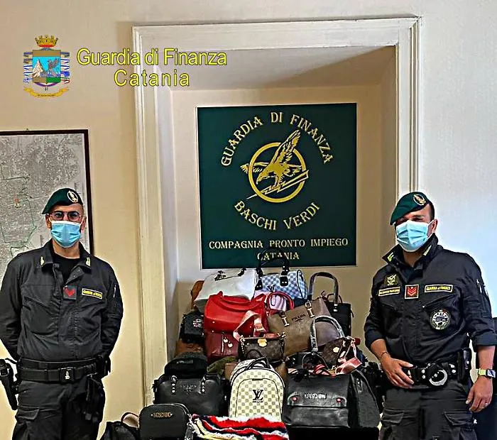 Catania, marchi contraffatti su capi di abbigliamento e accessori: sequestri della Guardia di finanza