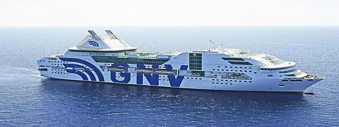 Migranti, a Lampedusa la nave quarantena Rhapsody