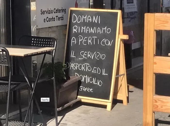 Covid, nuova "stretta" alla movida: stop pure all'asporto dalle 18 in poi ma (forse) si torna a scuola