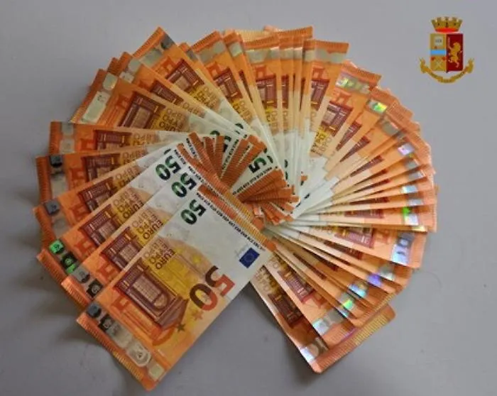 Adrano, "caminante" trovato con 2400 euro falsi: arrestato