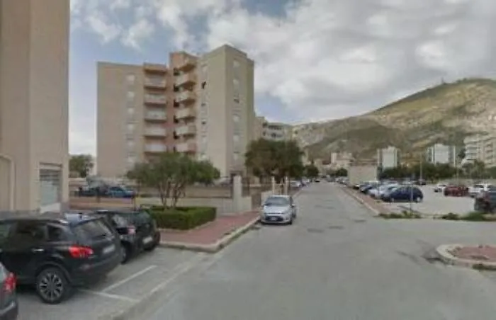 Trapani, il neonato gettato nudo dal quinto piano pochi secondi dopo il parto