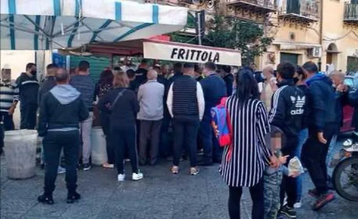 Covid, assembramenti a Palermo in street food e mercati