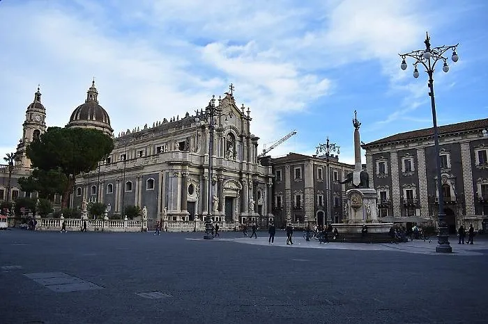 Catania, divieto di stazionamento in piazza Duomo e Lungomare chiuso al traffico