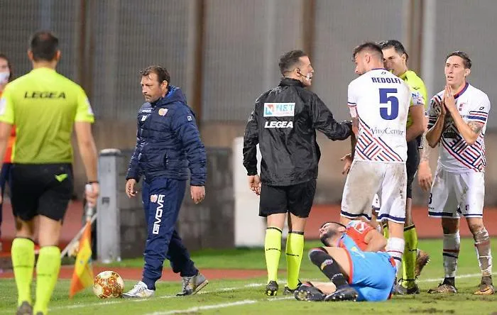 Catania Calcio, squalifica per 4 turni al tecnico Raffaele. &laquo;Ho toccato la palla in campo, ma gioco era fermo&raquo;
