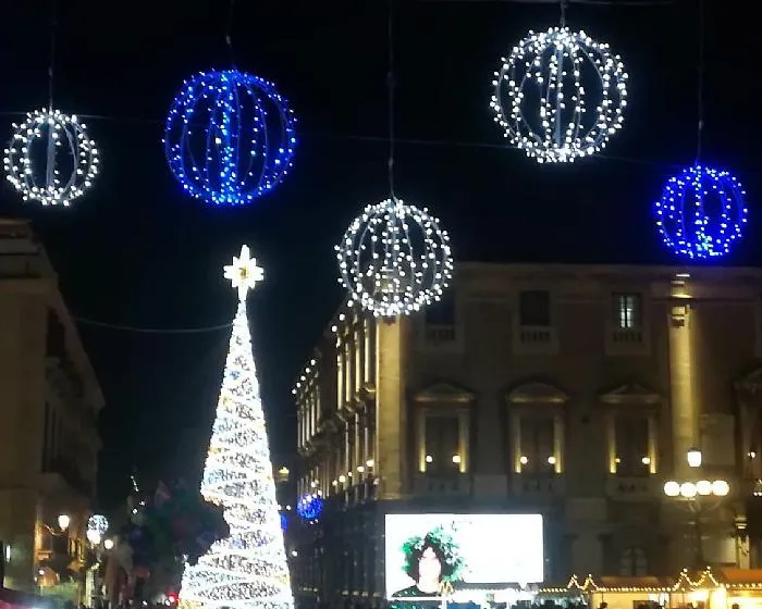 Catania, il Comune d&agrave; il via all'installazione delle luminarie natalizie
