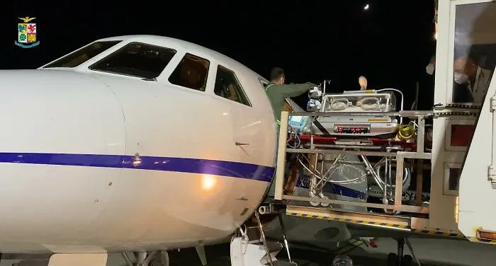 Catania, neonata di due giorni in fin di vita trasportata a Roma su un Falcon dell'Aeronautica