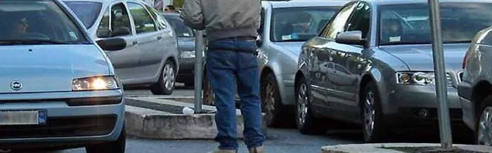 Catania, &egrave; altro "giro di vite" su parcheggiatori abusivi: controlli, sanzioni e denunce