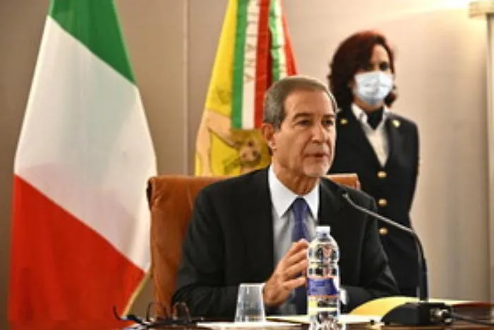 Covid, Musumeci avverte: &laquo;Virus si prende dove c'&egrave; assembramento. Pronti al peggio&raquo;