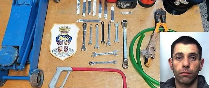 Scordia, in giro di notte con crick e chiavi alterate in auto: arrestato