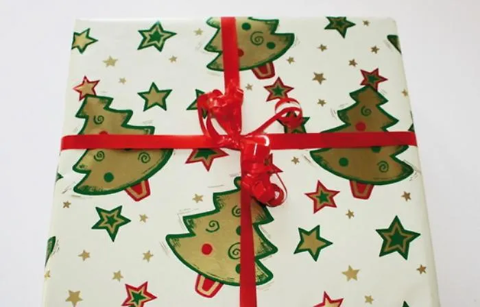 Catania, 2 kg di marijuana dentro un pacco regalo: arrestato a Librino