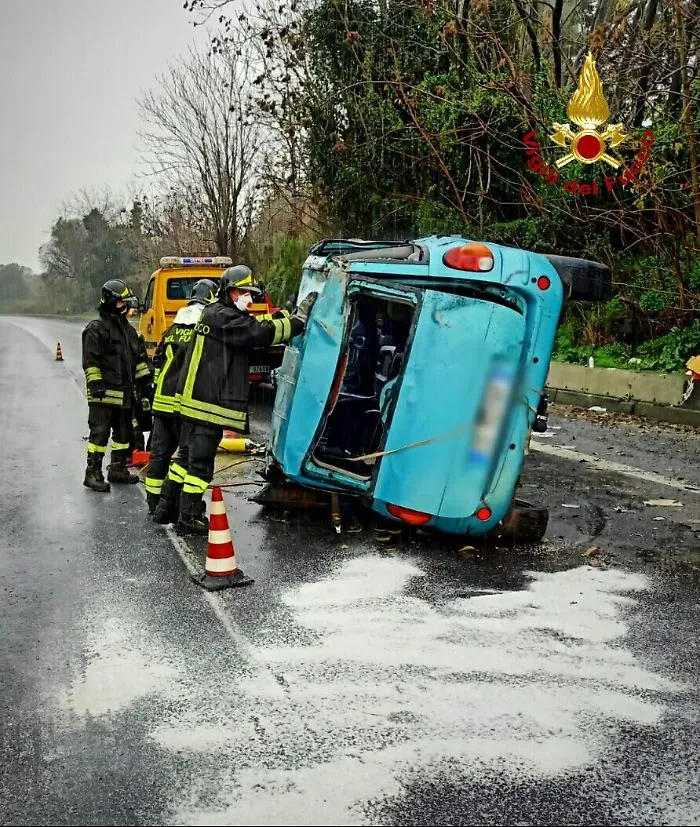 Auto si ribalta lungo la A18 tra Giarre e Acireale: due feriti