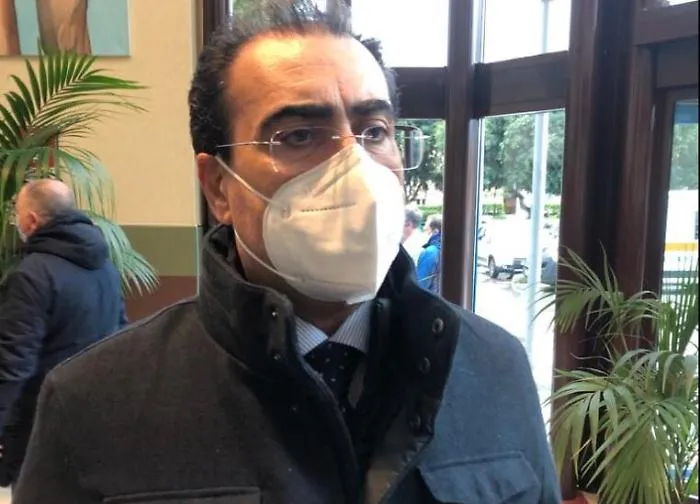 Vaccino, il medico (del Cts siciliano) fuori dal coro: &laquo;Prodotto senza evidenze scientifiche chiare&raquo;