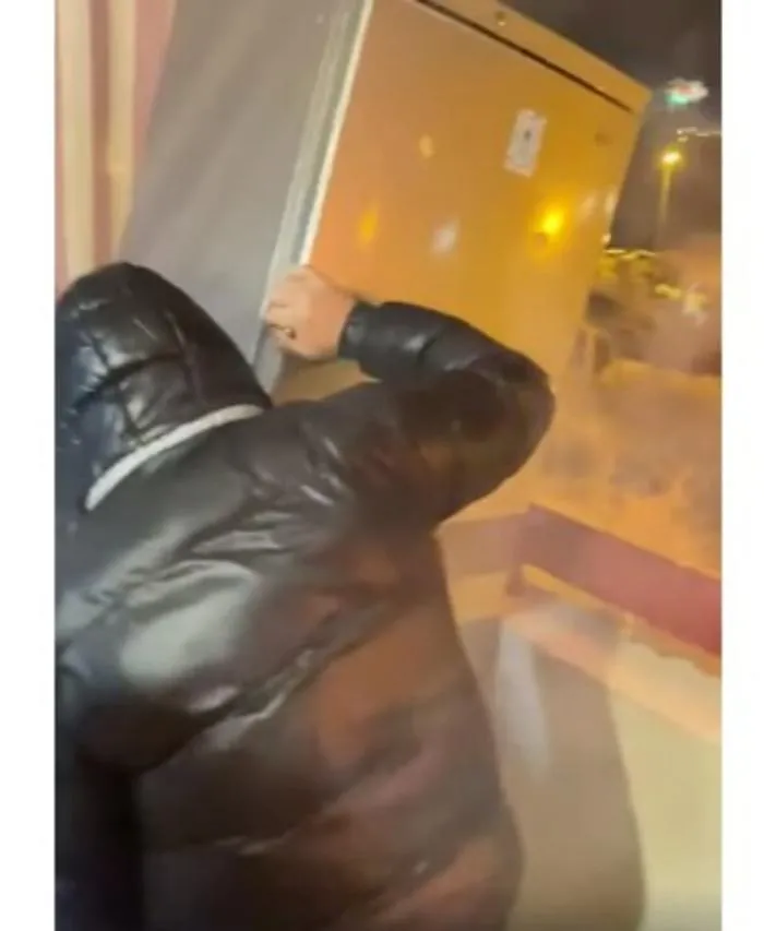 Capodanno, video e denunce shock: bimbo spara da finestra e frigo gi&ugrave; dal balcone