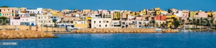 Coppia lampedusana gira filmati porno a pagamento: scandalo nell'Isola