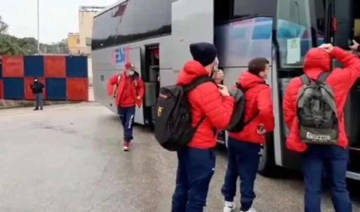 L'arrivo allo stadio Pinto dei calciatori della Casertana