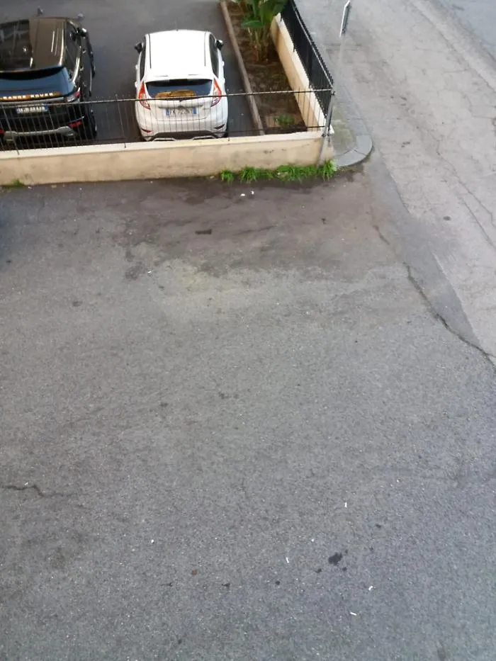 Catania, via Grassi Bertazzi sempre piena di cenere lavica